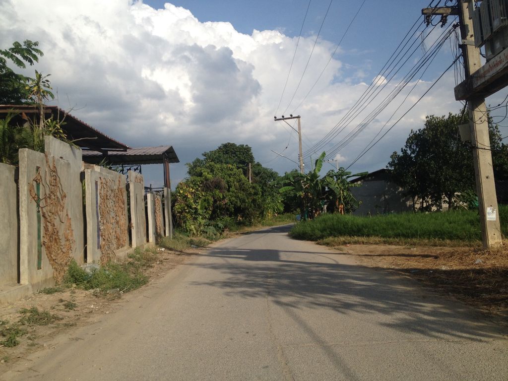 ภาพถนนตรงที่ อร่อยจัง ต้องลอง ตั้งอยู่ ถ่ายโดย jimwatana พ.ศ. 2558 (2015) · A street-level view of where อร่อยจัง ต้องลอง · Aroichang Tonglong stands, by jimwatana in 2558 (2015)