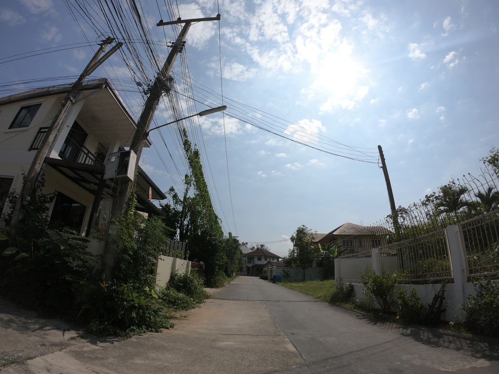 ภาพถนนตรงที่ บ้านสวนสุเทพ ตั้งอยู่ ถ่ายโดย chanuwath_grab พ.ศ. 2562 (2019) · A street-level view of where บ้านสวนสุเทพ · Ban Suan Suthep stands, by chanuwath_grab in 2562 (2019)
