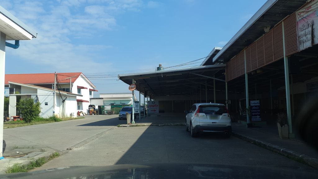 ภาพถนนตรงที่ CM Pizza ตั้งอยู่ ถ่ายโดย jrcarlsen พ.ศ. 2562 (2019) · A street-level view of where CM Pizza stands, by jrcarlsen in 2562 (2019)