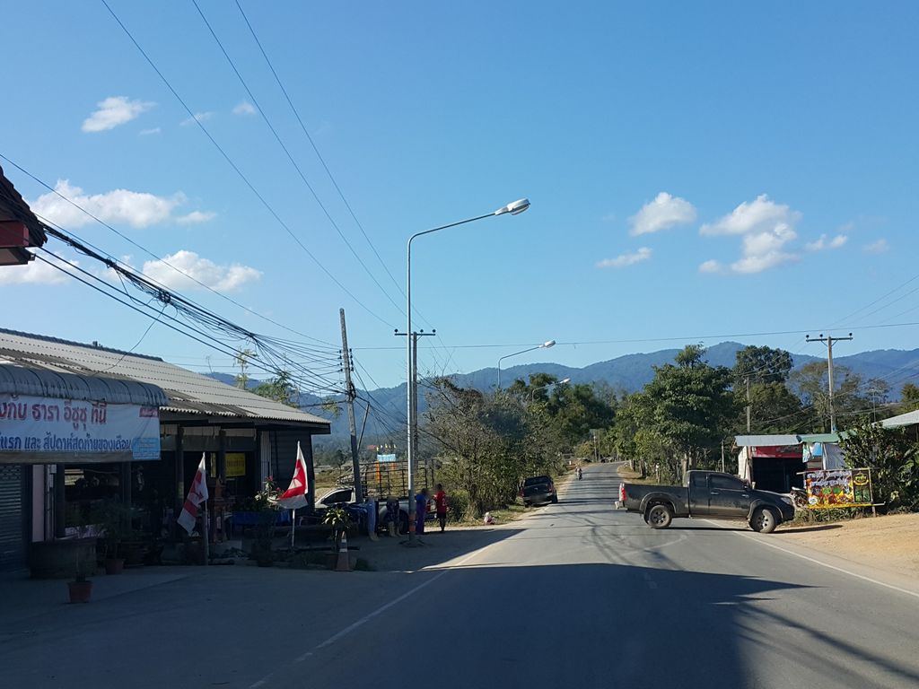 ภาพถนนตรงที่ ฝัน ตั้งอยู่ ถ่ายโดย jrcarlsen พ.ศ. 2558 (2015) · A street-level view of where ฝัน · Fan stands, by jrcarlsen in 2558 (2015)