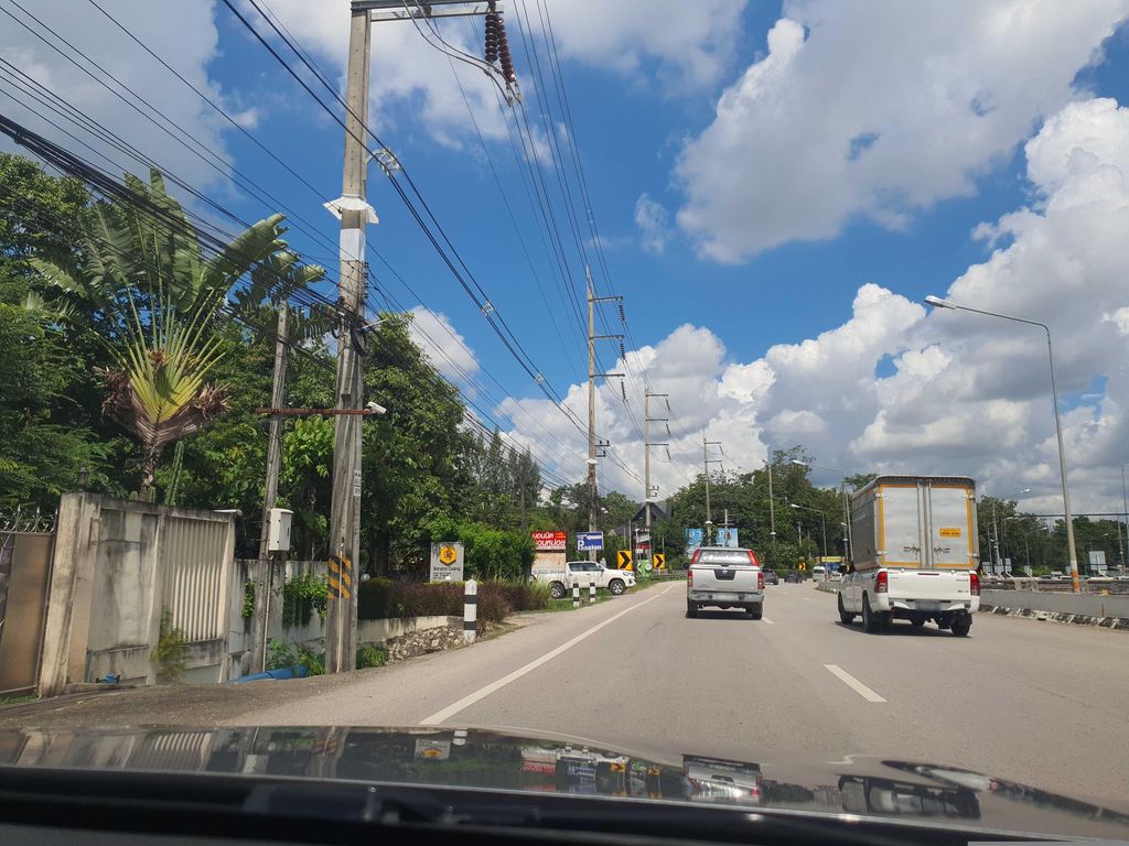 ภาพถนนตรงที่ Banana Coding ตั้งอยู่ ถ่ายโดย jrcarlsen พ.ศ. 2566 (2023) · A street-level view of where Banana Coding stands, by jrcarlsen in 2566 (2023)