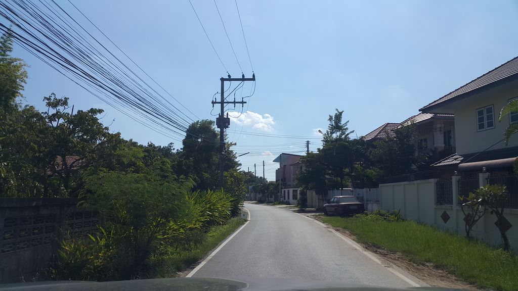 ภาพถนนตรงที่ De Carfe' and Carwash ตั้งอยู่ ถ่ายโดย jrcarlsen พ.ศ. 2559 (2016) · A street-level view of where De Carfe' and Carwash stands, by jrcarlsen in 2559 (2016)