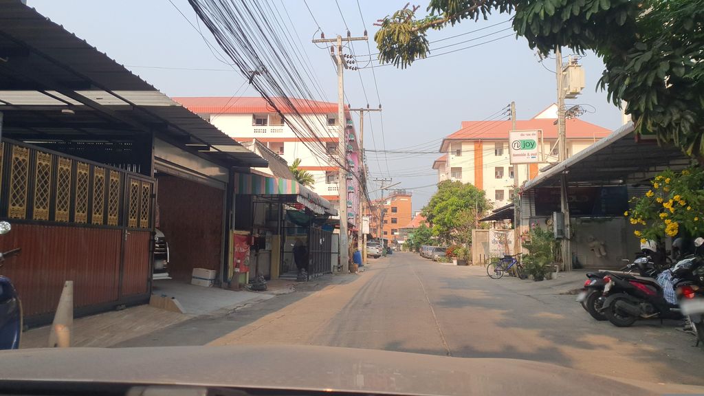 ภาพถนนตรงที่ ร้านเอ็นจอยเน็ต ตั้งอยู่ ถ่ายโดย jrcarlsen พ.ศ. 2566 (2023) · A street-level view of where ร้านเอ็นจอยเน็ต · Ran Enchoi Net stands, by jrcarlsen in 2566 (2023)
