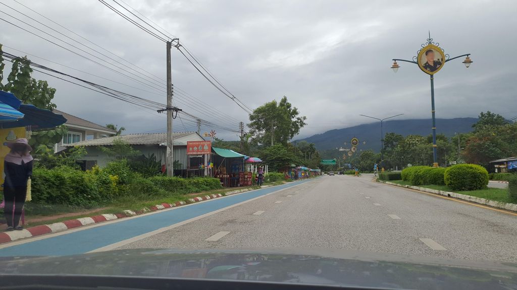 ภาพถนนตรงที่ ร้านมะลิกาสะลอง มะลิสดแก้บน ตั้งอยู่ ถ่ายโดย jrcarlsen พ.ศ. 2564 (2021) · A street-level view of where ร้านมะลิกาสะลอง มะลิสดแก้บน · Ran Mali Kasalong Malitdakaepna stands, by jrcarlsen in 2564 (2021)