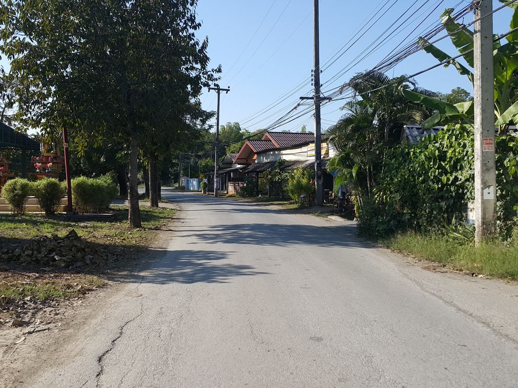 ภาพถนนตรงที่ กาดแม่ฮ้อยเงิน ตั้งอยู่ ถ่ายโดย jrcarlsen พ.ศ. 2557 (2014) · A street-level view of where กาดแม่ฮ้อยเงิน · Kat Maehoingoen stands, by jrcarlsen in 2557 (2014)