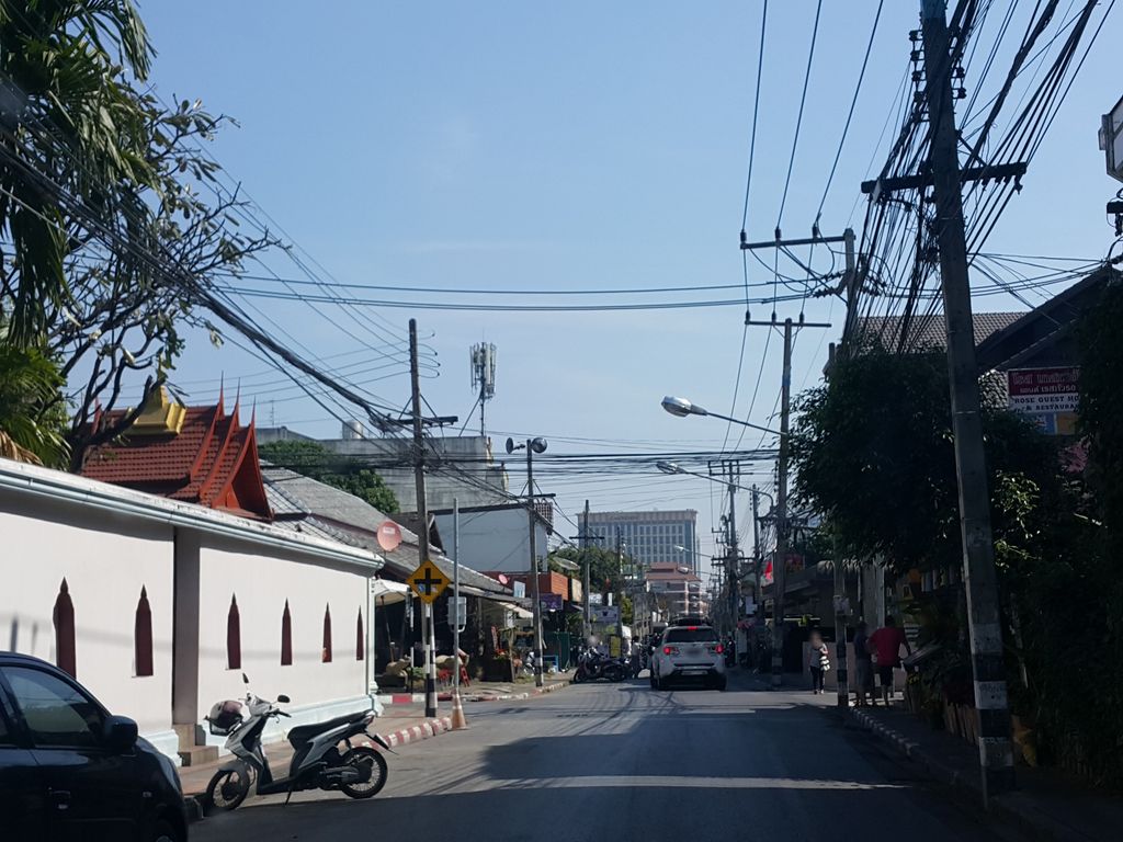 ภาพถนนตรงที่ Kang pool cafe X bar ตั้งอยู่ ถ่ายโดย jrcarlsen พ.ศ. 2559 (2016) · A street-level view of where Kang pool cafe X bar stands, by jrcarlsen in 2559 (2016)
