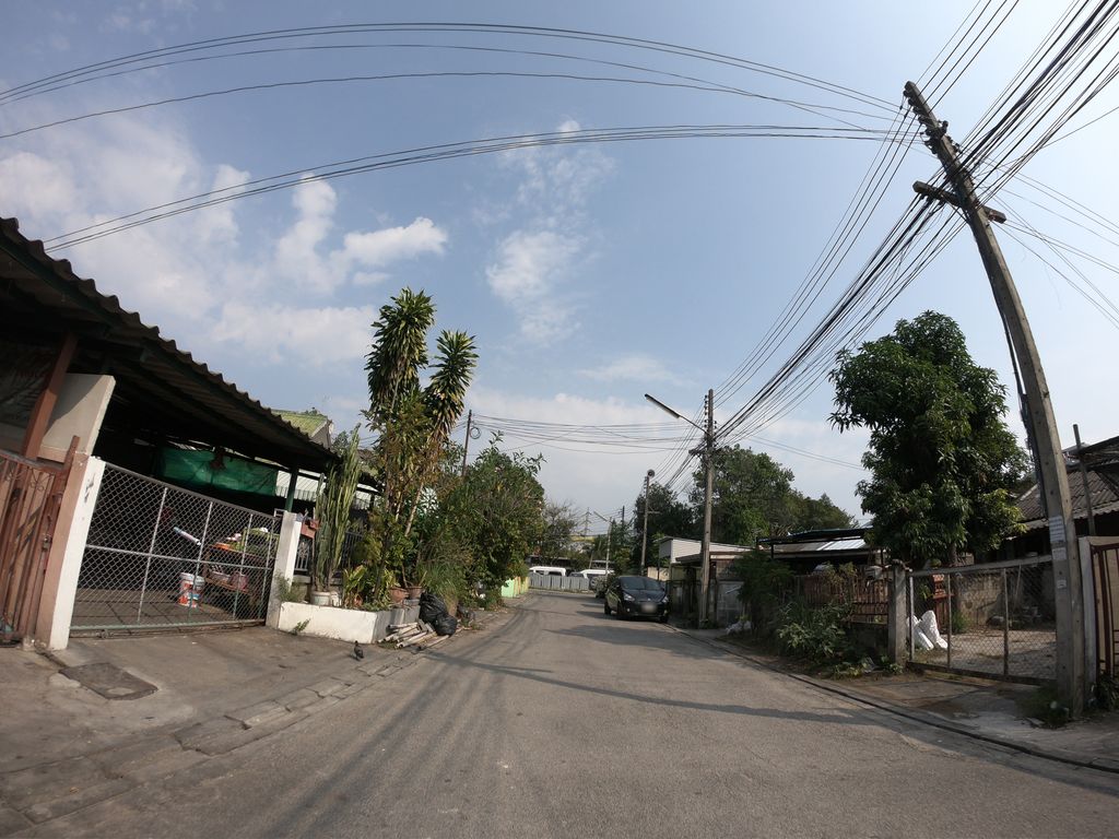 ภาพถนนตรงที่ ภัตตาคารซั่งไห่หลง ตั้งอยู่ ถ่ายโดย chanuwath_grab พ.ศ. 2562 (2019) · A street-level view of where ภัตตาคารซั่งไห่หลง · Phattakhan Sang Hai Long stands, by chanuwath_grab in 2562 (2019)