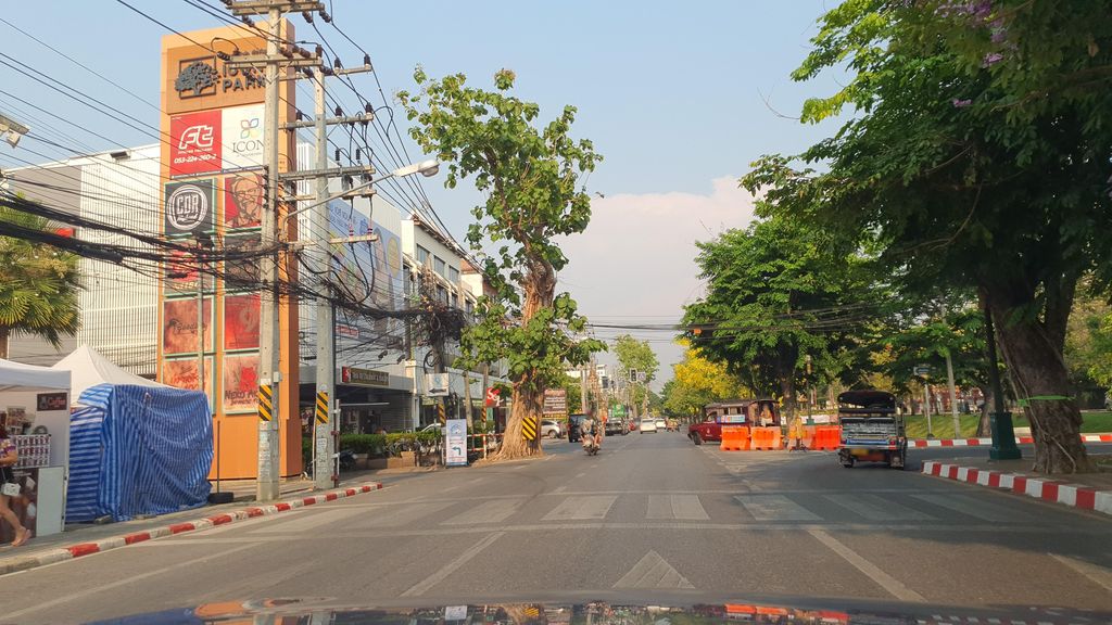 ภาพถนนตรงที่ ชัยปริ้นเตอร์เซอร์วิส ตั้งอยู่ ถ่ายโดย jrcarlsen พ.ศ. 2565 (2022) · A street-level view of where ชัยปริ้นเตอร์เซอร์วิส · Chai Printer Service stands, by jrcarlsen in 2565 (2022)