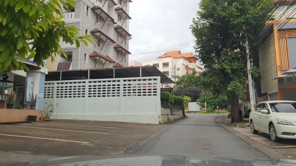 ภาพถนนตรงที่ Sabaidee Cut ตั้งอยู่ ถ่ายโดย jrcarlsen พ.ศ. 2564 (2021) · A street-level view of where Sabaidee Cut stands, by jrcarlsen in 2564 (2021)