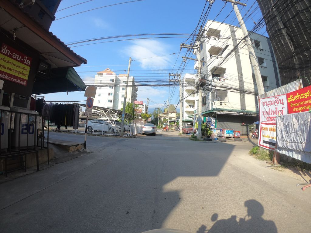 ภาพถนนตรงที่ Rocker Tattoo&Barber ตั้งอยู่ ถ่ายโดย chanuwath_grab พ.ศ. 2562 (2019) · A street-level view of where Rocker Tattoo&Barber stands, by chanuwath_grab in 2562 (2019)