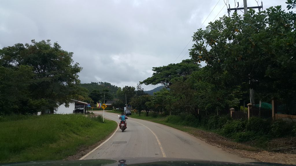 ภาพถนนตรงที่ ณ สะเมิง บ่อแก้ว ตั้งอยู่ ถ่ายโดย jrcarlsen พ.ศ. 2559 (2016) · A street-level view of where ณ สะเมิง บ่อแก้ว · Na Samoeng Bo Kaeo stands, by jrcarlsen in 2559 (2016)