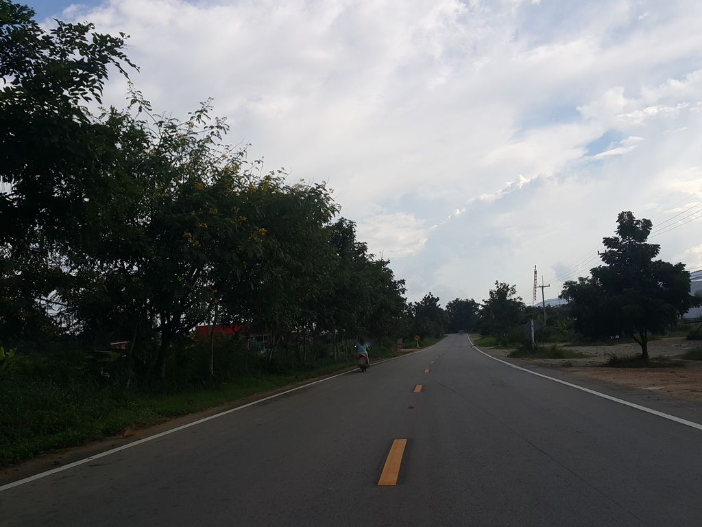 ภาพถนนตรงที่ พรัาวไม้แบบเช่า ตั้งอยู่ ถ่ายโดย jrcarlsen พ.ศ. 2558 (2015) · A street-level view of where พรัาวไม้แบบเช่า · Phrawa Maibaepchao stands, by jrcarlsen in 2558 (2015)