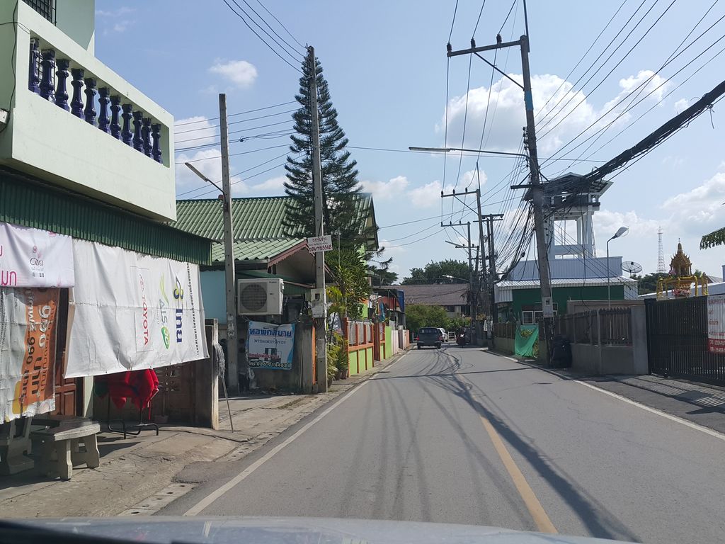 ภาพถนนตรงที่ ภาคย์ไพลินคอร์ท ตั้งอยู่ ถ่ายโดย jrcarlsen พ.ศ. 2558 (2015) · A street-level view of where ภาคย์ไพลินคอร์ท · Phak Phlaina Court stands, by jrcarlsen in 2558 (2015)