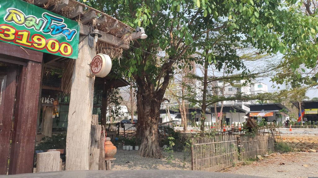 ภาพถนนตรงที่ หน้าบ้าน พ.ศ. ๒๕๖๖ ตั้งอยู่ ถ่ายโดย jrcarlsen พ.ศ. 2566 (2023) · A street-level view of where หน้าบ้าน พ.ศ. ๒๕๖๖ · Naban Pha.sa. stands, by jrcarlsen in 2566 (2023)