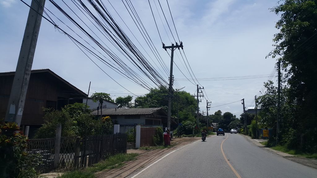 ภาพถนนตรงที่ COM-Garage ตั้งอยู่ ถ่ายโดย jrcarlsen พ.ศ. 2559 (2016) · A street-level view of where COM-Garage stands, by jrcarlsen in 2559 (2016)