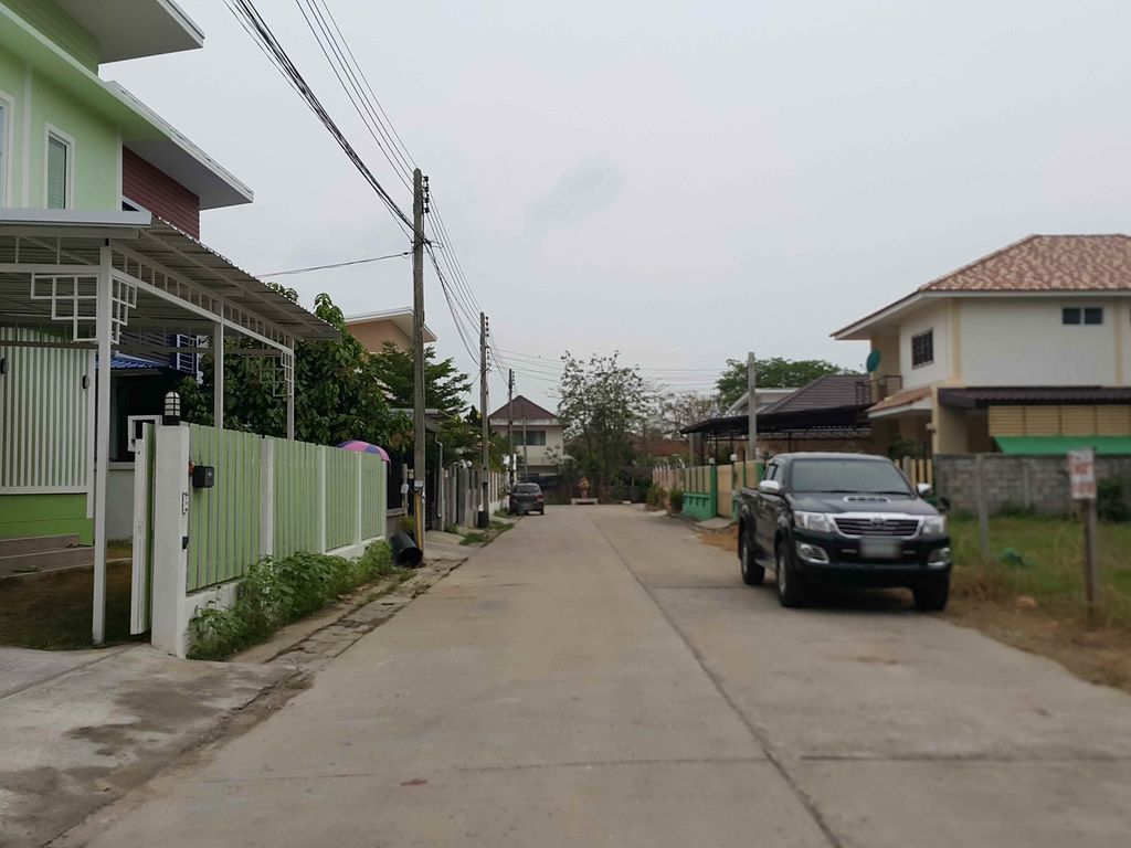ภาพถนนตรงที่ Denpraporn Church คริสตจักรเด่นพระพร ตั้งอยู่ ถ่ายโดย jrcarlsen พ.ศ. 2558 (2015) · A street-level view of where Denpraporn Church คริสตจักรเด่นพระพร stands, by jrcarlsen in 2558 (2015)