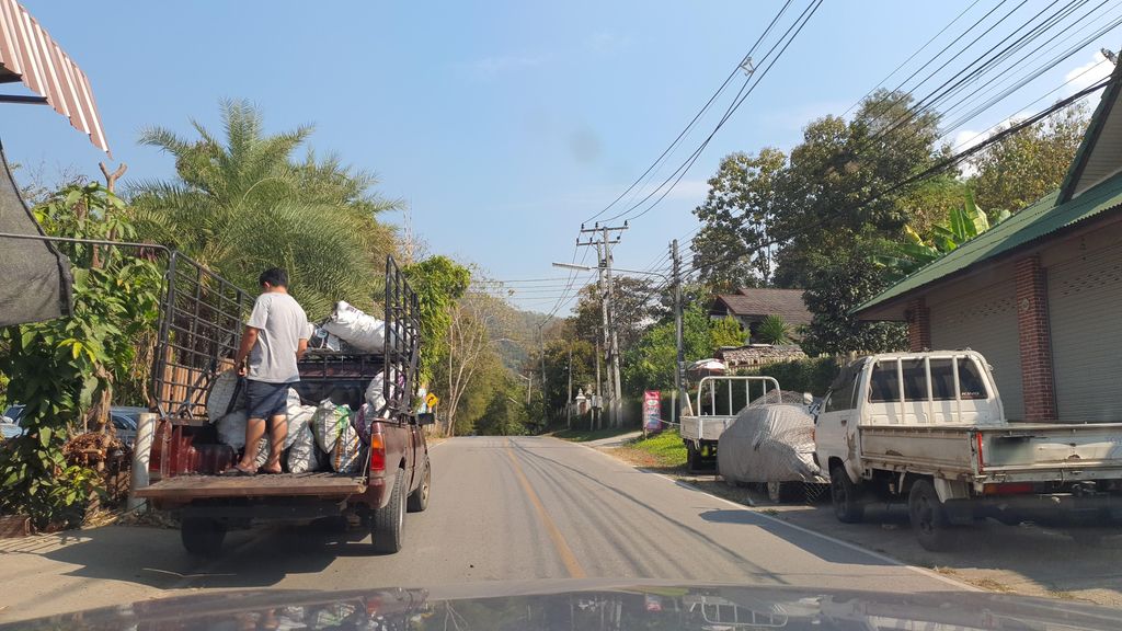 ภาพถนนตรงที่ ข้าวหลามกะทิ ตั้งอยู่ ถ่ายโดย jrcarlsen พ.ศ. 2565 (2022) · A street-level view of where ข้าวหลามกะทิ · Khaolamkathi stands, by jrcarlsen in 2565 (2022)