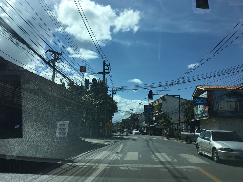 ภาพถนนตรงที่ ข่วงสันกำแพง ตั้งอยู่ ถ่ายโดย wapriz พ.ศ. 2561 (2018) · A street-level view of where ข่วงสันกำแพง · Khwongsankamphaeng stands, by wapriz in 2561 (2018)
