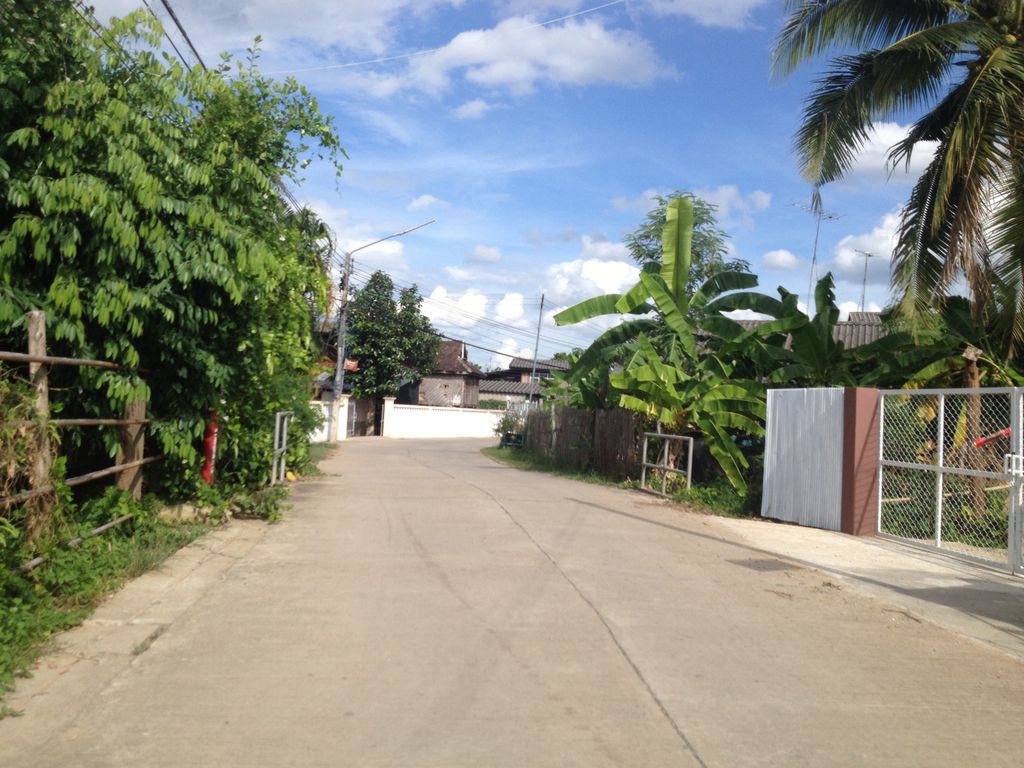 ภาพถนนตรงที่ กินเก่ง ตั้งอยู่ ถ่ายโดย jimwatana พ.ศ. 2558 (2015) · A street-level view of where กินเก่ง · Kinkeng stands, by jimwatana in 2558 (2015)