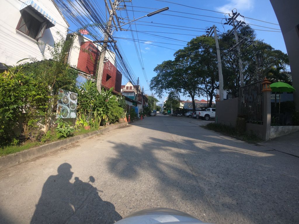ภาพถนนตรงที่ B2 Condominium / บีทู คอนโดมิเนียม ตั้งอยู่ ถ่ายโดย chanuwath_grab พ.ศ. 2562 (2019) · A street-level view of where B2 Condominium / บีทู คอนโดมิเนียม stands, by chanuwath_grab in 2562 (2019)