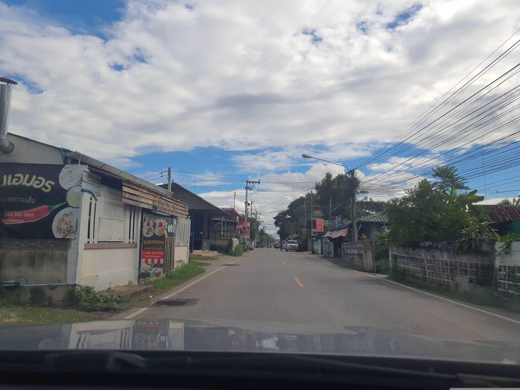 ภาพถนนตรงที่ อิคคิวหมูจุ่ม 2018 ตั้งอยู่ ถ่ายโดย jrcarlsen พ.ศ. 2566 (2023) · A street-level view of where อิคคิวหมูจุ่ม 2018 · Ik Khio Muchum 2018 stands, by jrcarlsen in 2566 (2023)