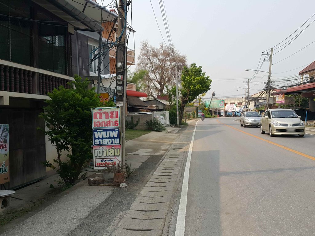 ภาพถนนตรงที่ ตำป๊ะเป็ด ตั้งอยู่ ถ่ายโดย jrcarlsen พ.ศ. 2558 (2015) · A street-level view of where ตำป๊ะเป็ด · Tampapet stands, by jrcarlsen in 2558 (2015)