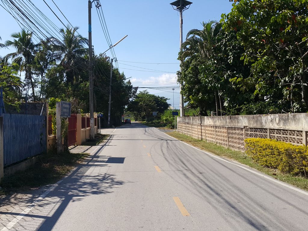 ภาพถนนตรงที่ JR.garage Chiangmai ตั้งอยู่ ถ่ายโดย jrcarlsen พ.ศ. 2557 (2014) · A street-level view of where JR.garage Chiangmai stands, by jrcarlsen in 2557 (2014)