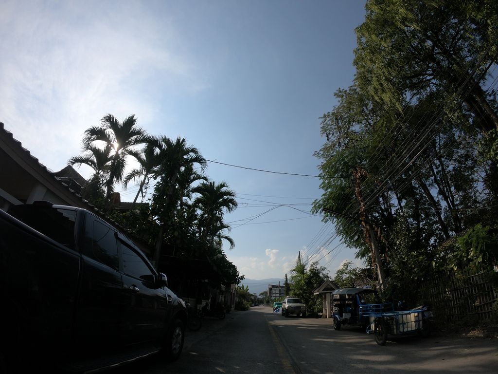 ภาพถนนตรงที่ Yada Coffee ตั้งอยู่ ถ่ายโดย chanuwath_grab พ.ศ. 2562 (2019) · A street-level view of where Yada Coffee stands, by chanuwath_grab in 2562 (2019)