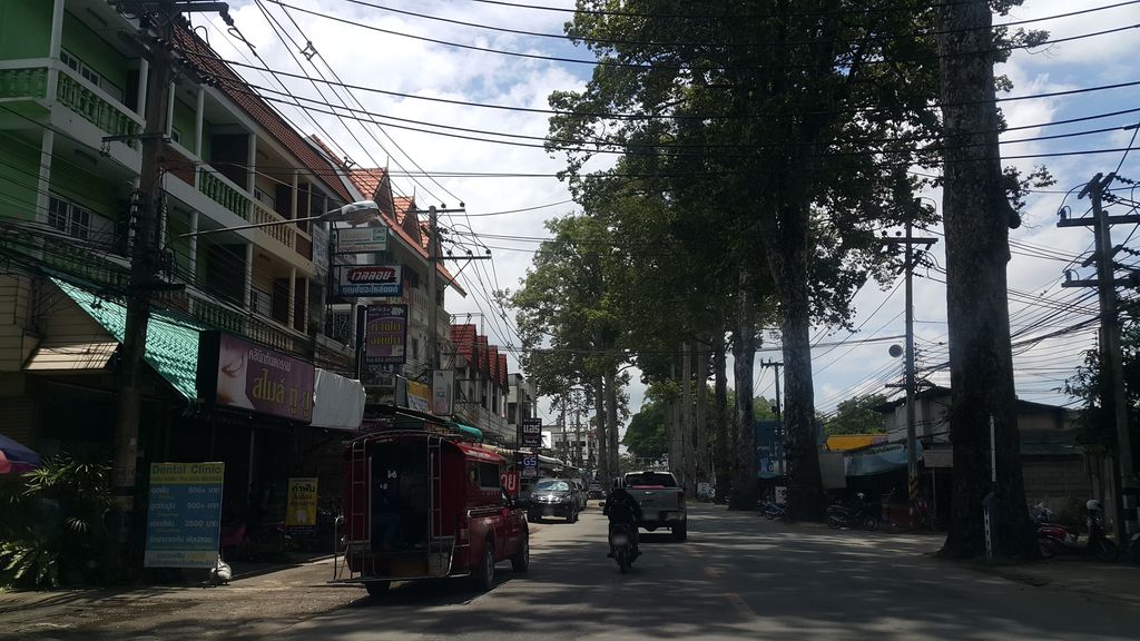 ภาพถนนตรงที่ ชัยวัฒน์เฟอร์นิเจอร์ ตั้งอยู่ ถ่ายโดย jrcarlsen พ.ศ. 2560 (2017) · A street-level view of where ชัยวัฒน์เฟอร์นิเจอร์ · Chai Wat Furniture stands, by jrcarlsen in 2560 (2017)