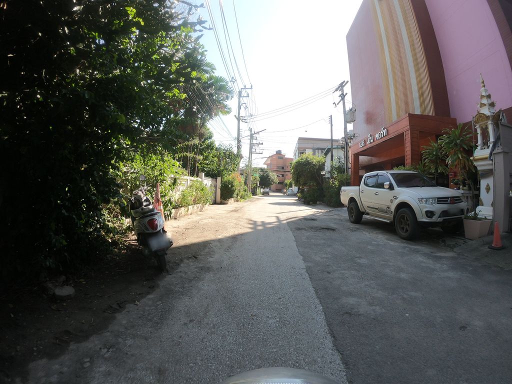 ภาพถนนตรงที่ Finefinemood ตั้งอยู่ ถ่ายโดย chanuwath_grab พ.ศ. 2562 (2019) · A street-level view of where Finefinemood stands, by chanuwath_grab in 2562 (2019)