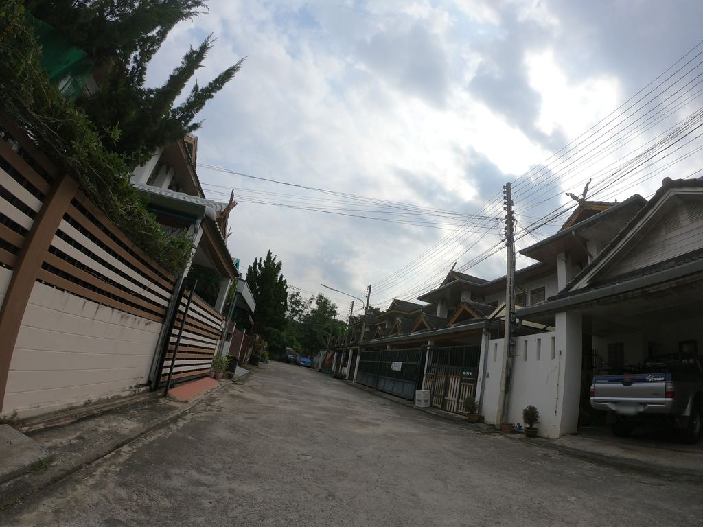 ภาพถนนตรงที่ Click and Travel Ltd. ตั้งอยู่ ถ่ายโดย chanuwath_grab พ.ศ. 2562 (2019) · A street-level view of where Click and Travel Ltd. stands, by chanuwath_grab in 2562 (2019)