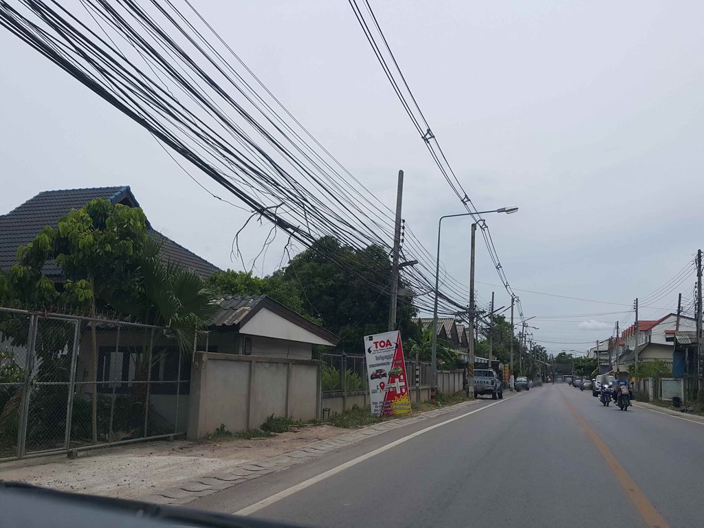 ภาพถนนตรงที่ ร้านน้องฟางฟาง ตั้งอยู่ ถ่ายโดย jrcarlsen พ.ศ. 2558 (2015) · A street-level view of where ร้านน้องฟางฟาง · Ran Nong Fangfang stands, by jrcarlsen in 2558 (2015)