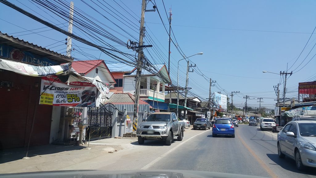 ภาพถนนตรงที่ เมือง ไทย แคปปิตอล จำกัด ตั้งอยู่ ถ่ายโดย jrcarlsen พ.ศ. 2560 (2017) · A street-level view of where เมือง ไทย แคปปิตอล จำกัด · Mueang Thai Capital Chamkat stands, by jrcarlsen in 2560 (2017)