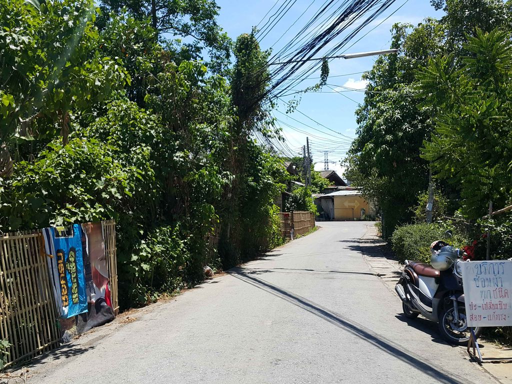 ภาพถนนตรงที่ น้องเเม้ว ชาไข่มุก ตั้งอยู่ ถ่ายโดย jrcarlsen พ.ศ. 2558 (2015) · A street-level view of where น้องเเม้ว ชาไข่มุก · Nongmeo Chakhaimuk stands, by jrcarlsen in 2558 (2015)