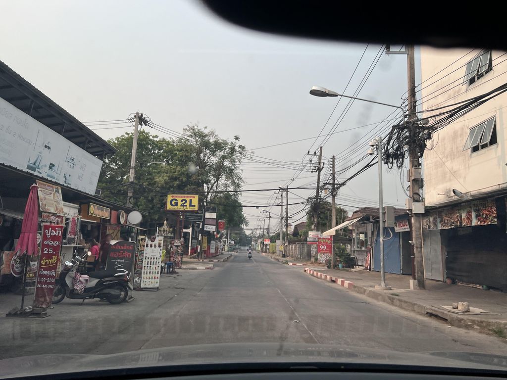 ภาพถนนตรงที่ เตาถ่าน โจ๊ก ต้มเลือดหมู ข้าวต้ม ตั้งอยู่ ถ่ายโดย lin_wang พ.ศ. 2567 (2024) · A street-level view of where เตาถ่าน โจ๊ก ต้มเลือดหมู ข้าวต้ม · Taothan Chok Tomlueatmu Khaotom stands, by lin_wang in 2567 (2024)