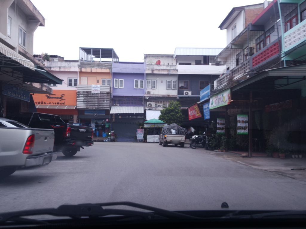 ภาพถนนตรงที่ รสดีเบเกอรี่ ตั้งอยู่ ถ่ายโดย wapriz พ.ศ. 2561 (2018) · A street-level view of where รสดีเบเกอรี่ · Rotdibekoeri stands, by wapriz in 2561 (2018)