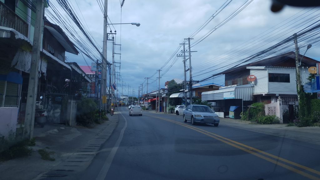 ภาพถนนตรงที่ จอมทองฟิชชิ่ง ตั้งอยู่ ถ่ายโดย silamanee พ.ศ. 2561 (2018) · A street-level view of where จอมทองฟิชชิ่ง · Chom Thong Fishing stands, by silamanee in 2561 (2018)