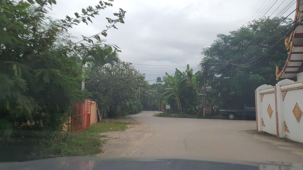 ภาพถนนตรงที่ วัดรัตนาราม ตั้งอยู่ ถ่ายโดย jrcarlsen พ.ศ. 2564 (2021) · A street-level view of where วัดรัตนาราม · Wat Ratnaram stands, by jrcarlsen in 2564 (2021)