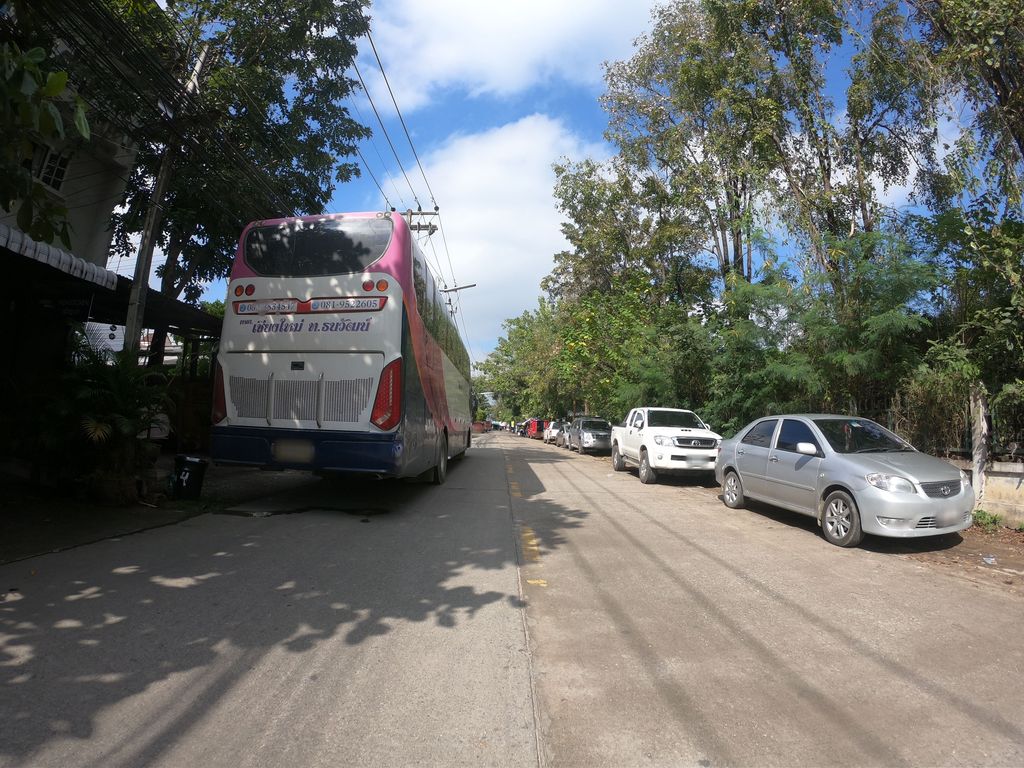 ภาพถนนตรงที่ Bird's HOUSE ตั้งอยู่ ถ่ายโดย chanuwath_grab พ.ศ. 2562 (2019) · A street-level view of where Bird's HOUSE stands, by chanuwath_grab in 2562 (2019)