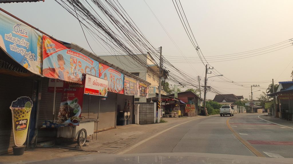 ภาพถนนตรงที่ ร้านอดุลย์มินิมาร์ท ตั้งอยู่ ถ่ายโดย jrcarlsen พ.ศ. 2565 (2022) · A street-level view of where ร้านอดุลย์มินิมาร์ท · Ran Adun Mini Mart stands, by jrcarlsen in 2565 (2022)
