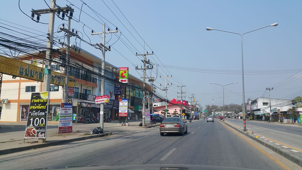 ภาพถนนตรงที่ เงินติดล้อ สาขา แม่แตง ตั้งอยู่ ถ่ายโดย jrcarlsen พ.ศ. 2560 (2017) · A street-level view of where เงินติดล้อ สาขา แม่แตง · Ngoen Tit Lo Sakha Mae Taeng stands, by jrcarlsen in 2560 (2017)