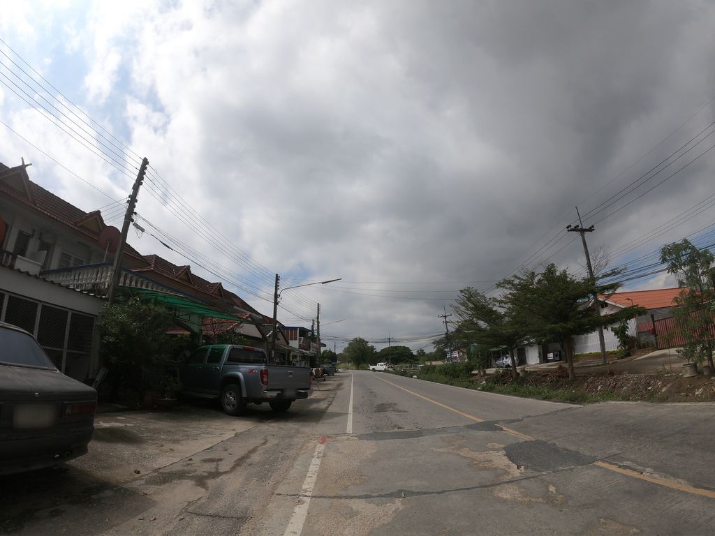 ภาพถนนตรงที่ Kae Aura Rich Chiang Mai ตั้งอยู่ ถ่ายโดย chanuwath_grab พ.ศ. 2562 (2019) · A street-level view of where Kae Aura Rich Chiang Mai stands, by chanuwath_grab in 2562 (2019)