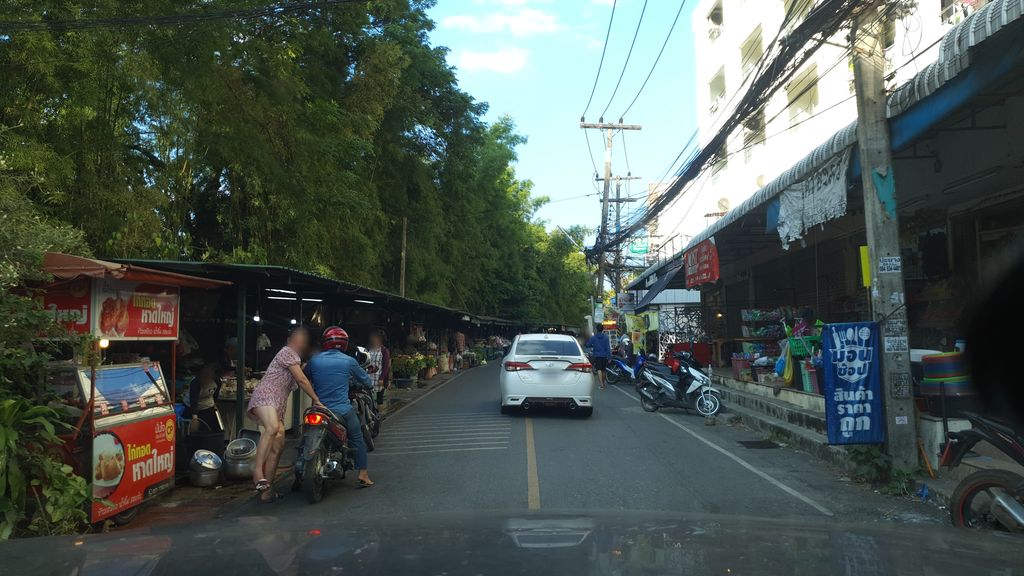 ภาพถนนตรงที่ ชายโชติ หมูสด สาขาช่างเคี่ยน ตั้งอยู่ ถ่ายโดย jrcarlsen พ.ศ. 2562 (2019) · A street-level view of where ชายโชติ หมูสด สาขาช่างเคี่ยน · Chaichoti Mutda Sakha Changkhian stands, by jrcarlsen in 2562 (2019)