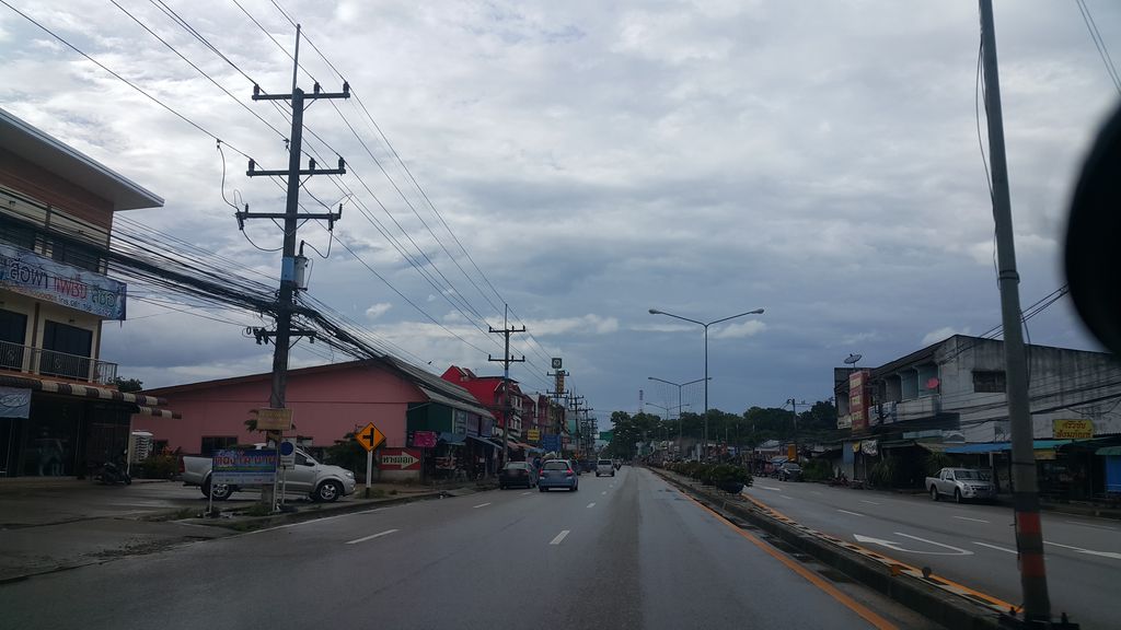 ภาพถนนตรงที่ ห้างทองทวีชัยเยาวราช ตั้งอยู่ ถ่ายโดย jrcarlsen พ.ศ. 2559 (2016) · A street-level view of where ห้างทองทวีชัยเยาวราช · Hangthong Thawi Chai Yaowarat stands, by jrcarlsen in 2559 (2016)