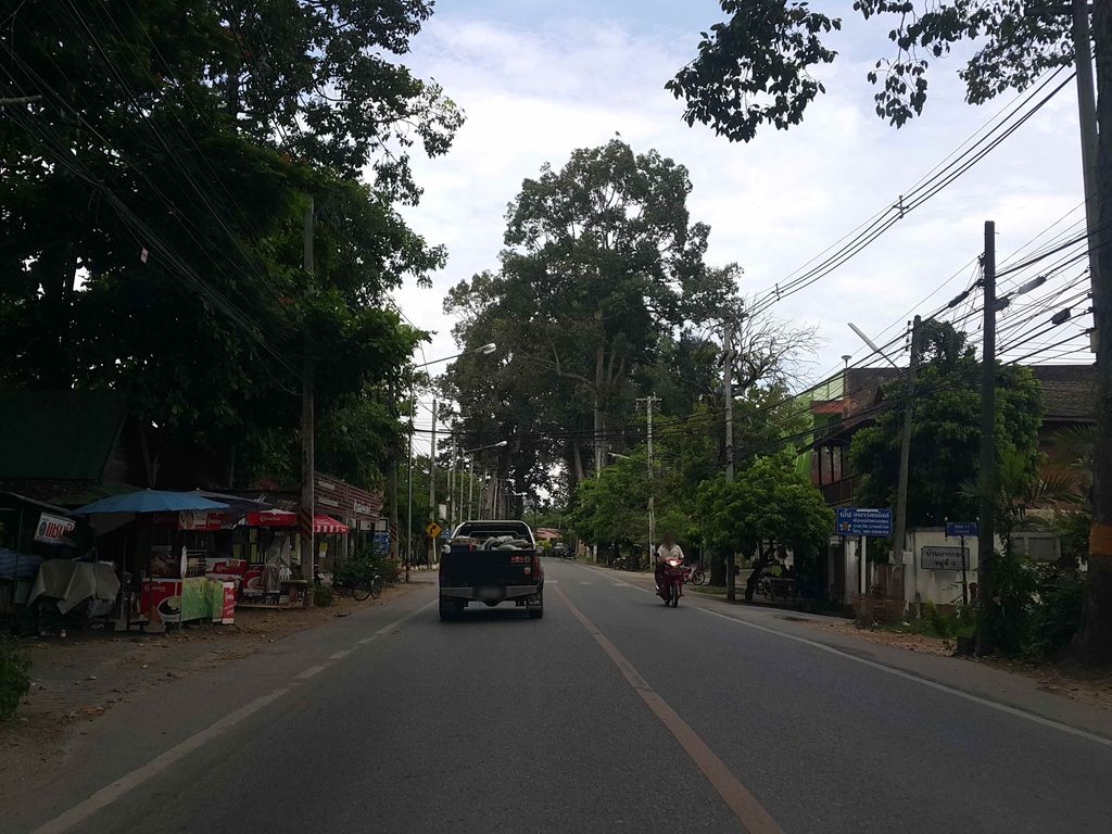 ภาพถนนตรงที่ ปากกองมิราเคิลคอฟฟี่ ตั้งอยู่ ถ่ายโดย jrcarlsen พ.ศ. 2558 (2015) · A street-level view of where ปากกองมิราเคิลคอฟฟี่ · Pakkong Mirakhoen Coffee stands, by jrcarlsen in 2558 (2015)
