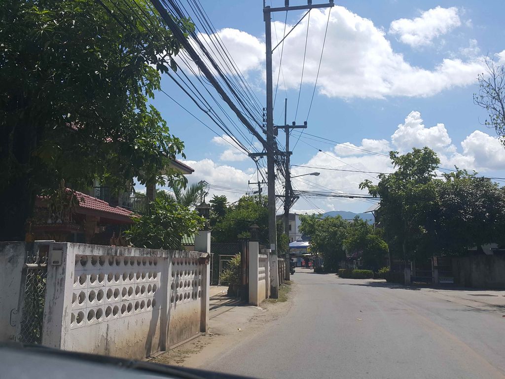 ภาพถนนตรงที่ ชมภู เภสัช ตั้งอยู่ ถ่ายโดย jrcarlsen พ.ศ. 2558 (2015) · A street-level view of where ชมภู เภสัช · Chomphu Phesat stands, by jrcarlsen in 2558 (2015)
