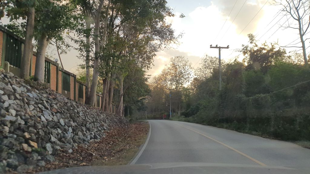 ภาพถนนตรงที่ Atae Resort Chiangmai ตั้งอยู่ ถ่ายโดย jrcarlsen พ.ศ. 2565 (2022) · A street-level view of where Atae Resort Chiangmai stands, by jrcarlsen in 2565 (2022)
