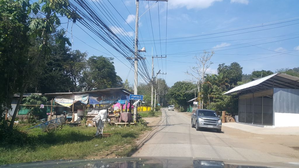 ภาพถนนตรงที่ แอลวายเทคโนโลยี ตั้งอยู่ ถ่ายโดย jrcarlsen พ.ศ. 2562 (2019) · A street-level view of where แอลวายเทคโนโลยี · Aen Wai Technology stands, by jrcarlsen in 2562 (2019)
