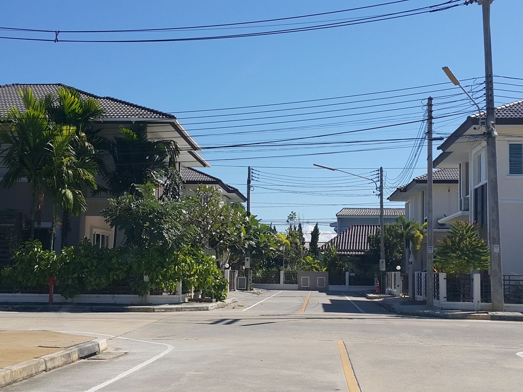 ภาพถนนตรงที่ Ramon Tea ตั้งอยู่ ถ่ายโดย jrcarlsen พ.ศ. 2558 (2015) · A street-level view of where Ramon Tea stands, by jrcarlsen in 2558 (2015)