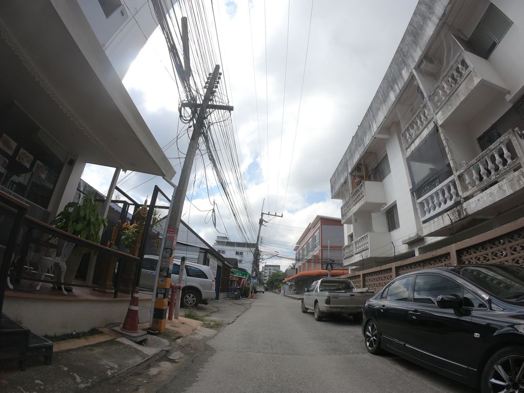 ภาพถนนตรงที่ ดูดดิ๊ ตั้งอยู่ ถ่ายโดย chanuwath_grab พ.ศ. 2562 (2019) · A street-level view of where ดูดดิ๊ · Dutdi stands, by chanuwath_grab in 2562 (2019)